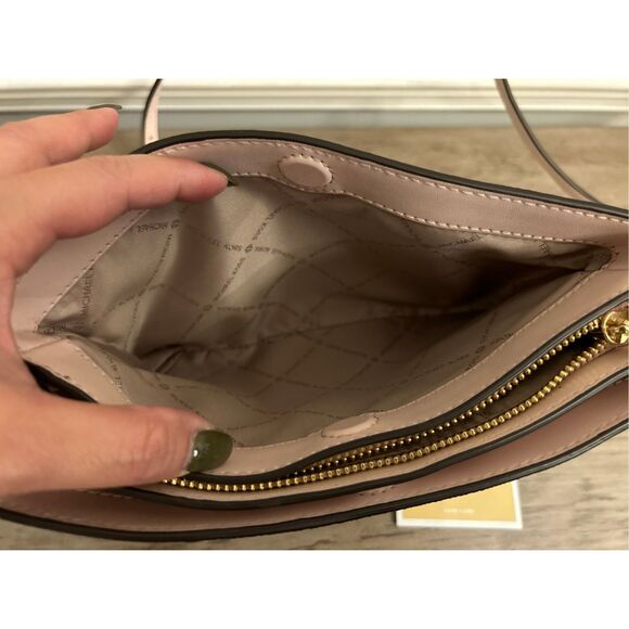Michael Kors Trisha Medium Logo Crossbody Bag EUC - Picture 15 of 16